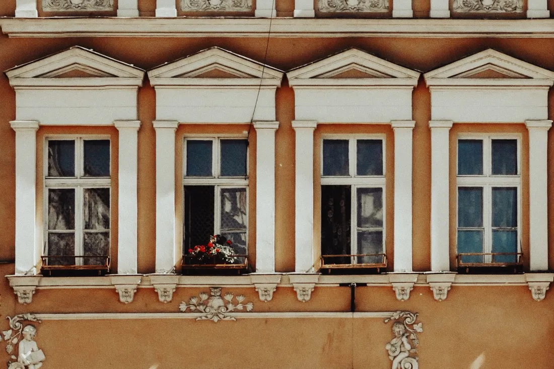 Stuckverzierte Altbaufassade mit hohen Fenstern