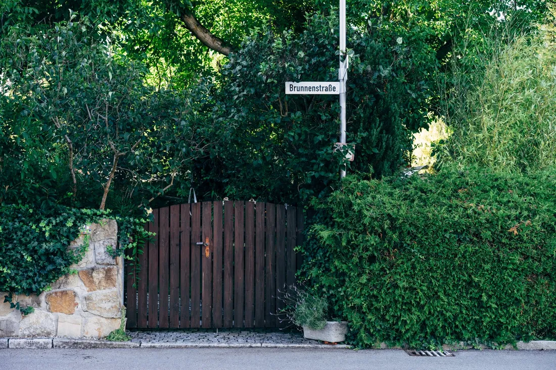 Gepflasterte Einfahrt einer Villa mit Vorgarten