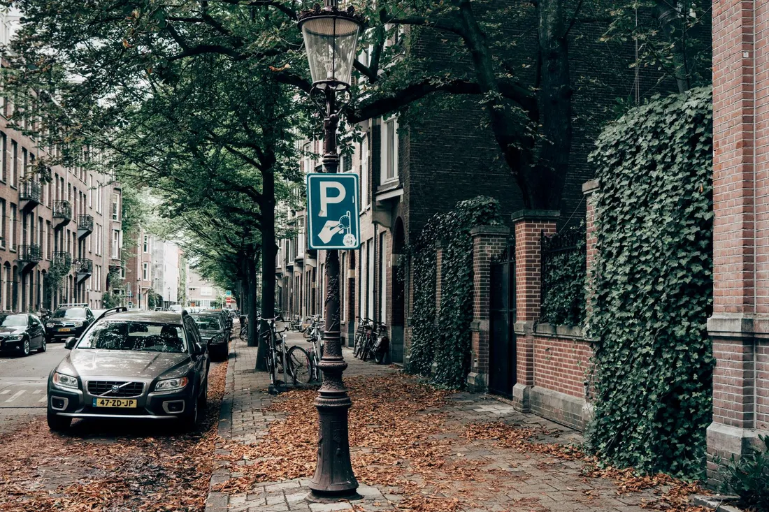 Dicht beparkte Wohnstraße mit Parkbuchten und Altbauten
